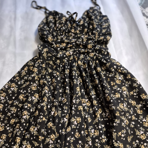 RSQ Dresses & Skirts - NWT RSQ Black Flowy Cottagecore Floral Dress